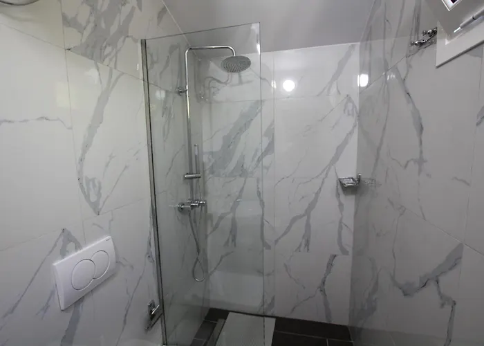 Lugina E Shengjergjit ,bujtinat * Tirana