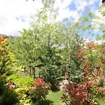 Lodge Lugina E Shengjergjit ,bujtinat