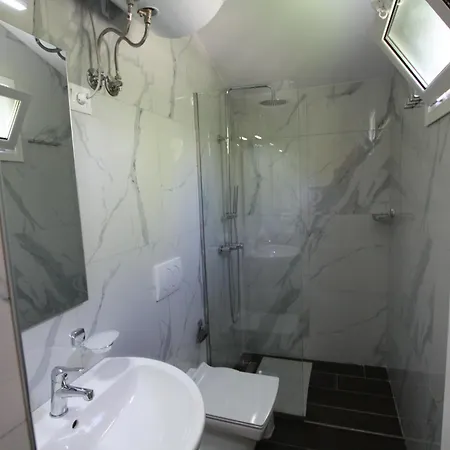 Lugina E Shengjergjit ,bujtinat Orman Evi Tiran