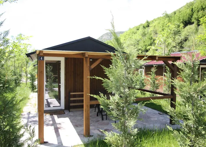 山林小屋 Lugina E Shengjergjit ,bujtinat 地拉那